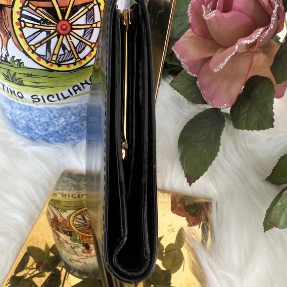 Gucci Leather Wallet with Kiss Lock - Picture 8 of 16